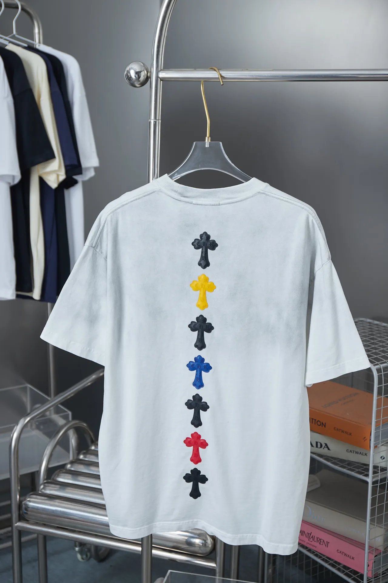 🅿️210 Ch*ome Hearte 25SS early spring new style Three-dimensional sponge thick version Chloë Hearte logo short sleeves Light luxury essential item for daily commuting for men and women Correct version Welcome to compare Detailed features · 320g 100% pure cotton double yarn jersey fabric · Custom dyed in the same vat with special thickened 32 count double-ply 1X1 thread · Three-dimensional sponge thick version Chloé Hearte logo printing · Ready-to-wear dyeing Then do the faded fried snowflake process, then wash it to make it look old · General washing to improve the effect · Double-needle stitching and cross-stitch process · Original main mark, washed tag, brand moisture-proof paper packaging Color: white/black/green/blue Size: S/M/L/XL
